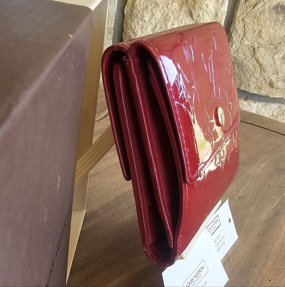 Louis Vuitton Elise Wallet in Monogram Vernis patent leather. - Picture 4 of 15